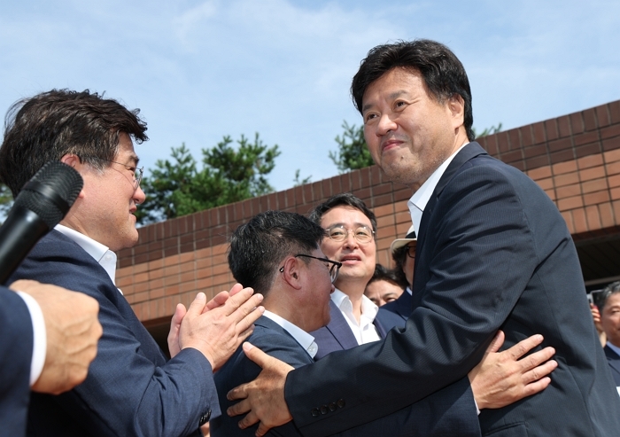 origin_석방후지지자들과인사하는김용.jpg