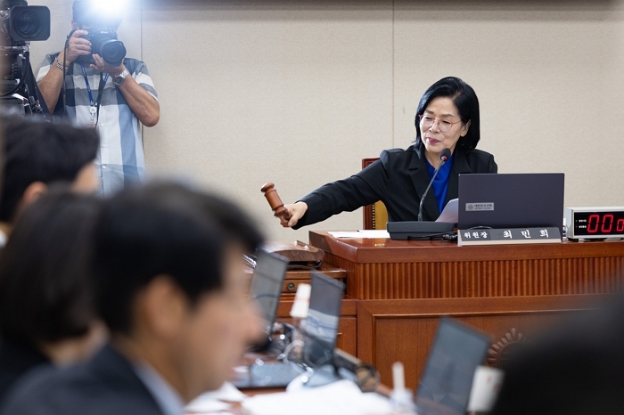 origin_의사봉두드리는최민희과방위원장.jpg