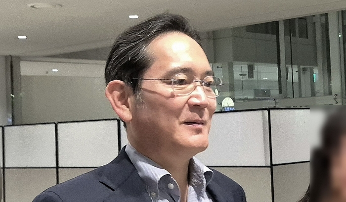 origin_미국출장마친이재용회장.jpg