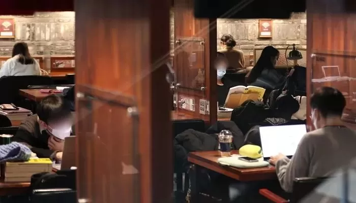 카공족에 점령당한 카페 사장의 절규 “에어컨 온도 조절 멋대로... 중간에 밥도 먹고와”