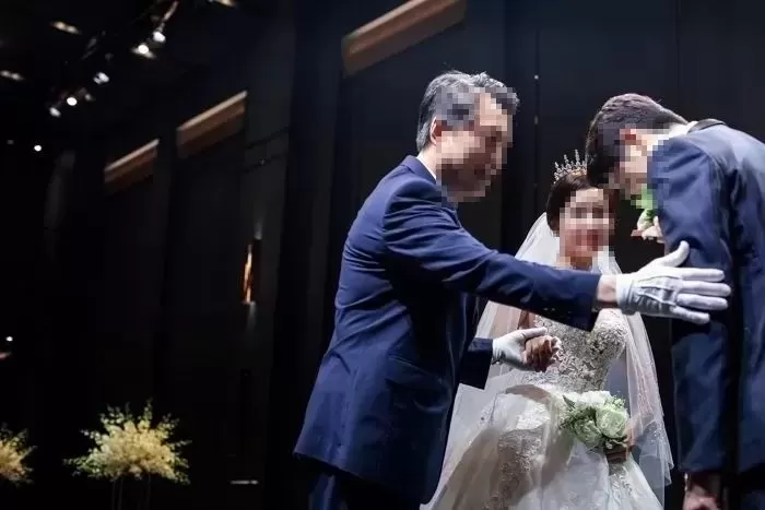 “결혼식서 ‘신랑·시아버지’ 동반입장한 게 잘못됐나요?”