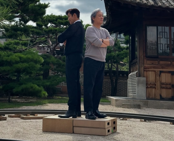 어색해도.. 어쩔수가없다...#어쩔수가없다 #NoOherChoice.jpg