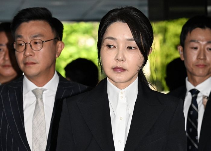 김건희 “남편, 오죽했으면 계엄했을까”... 최측근 “尹, ‘재기’ 믿고 있어”