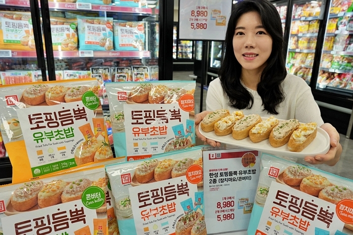 롯데마트, ‘한성 토핑 듬뿍 유부초밥’ 출시... 가정에서도 전문점 맛 그대로