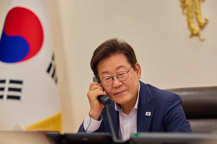 origin_필리핀대통령과통화하는이재명대통령.jpg