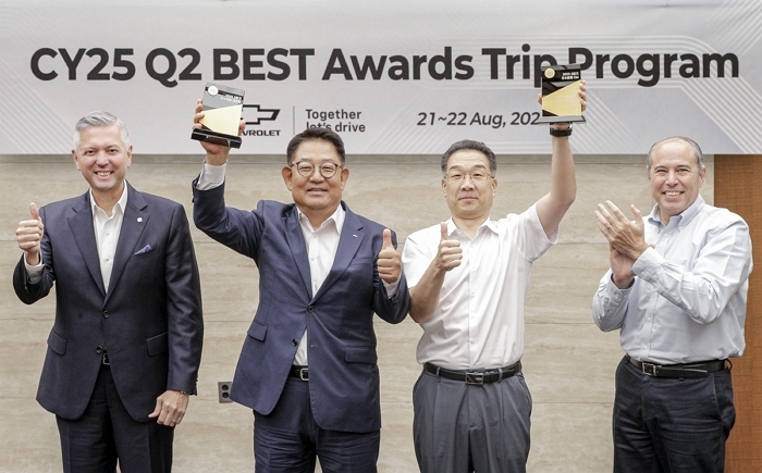 [사진 3] 쉐보레 2분기 우수 대리점 및 카매니저 시상식 – 우수 대리점 대표와 우수 카매니저의 기념 사진 촬영. (왼쪽부터) 헥터 비자레알(Hector Villarreal) 사장, 북부 우수 대리점 김성용 대표, 하남 우수 카매니저 조상래, 구스타보 콜로시(Gustavo Colossi) 부사장.JPG