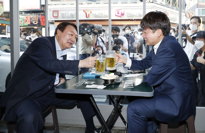 origin_건배하는이준석과윤석열.jpg