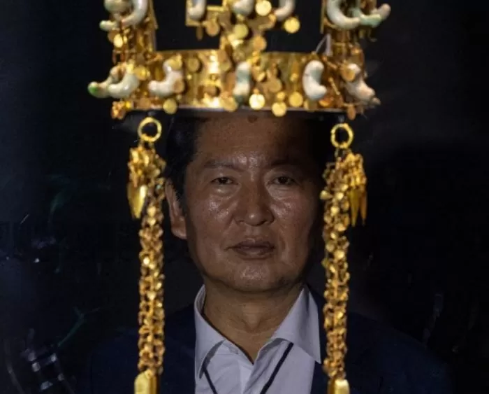 “대통령 있는데, ‘왕’ 노릇?”... 정청래가 올린 신라 왕관 쓴 사진, 설전 이어져