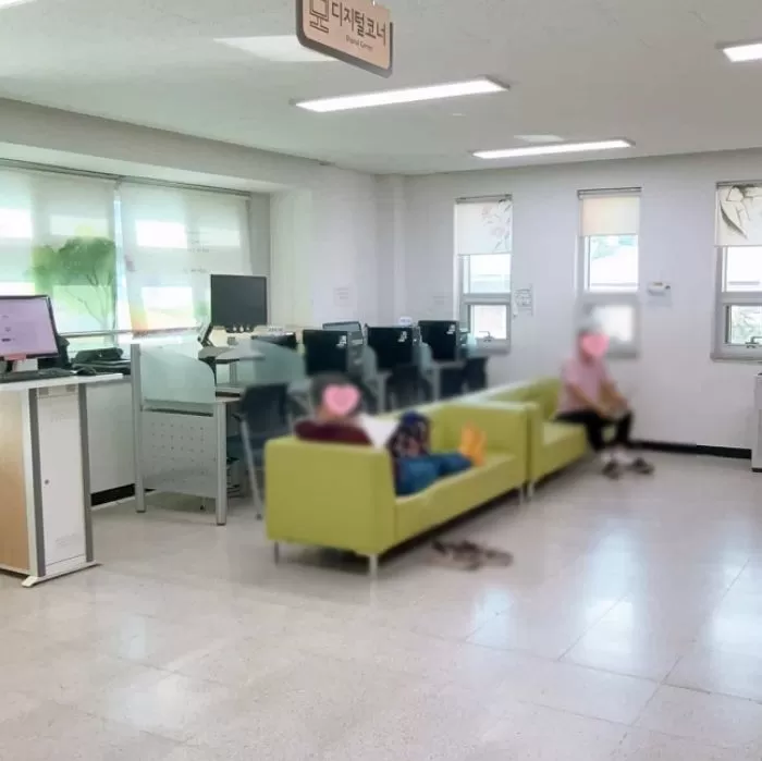 다함께 이용하는 도서관 소파 하루종일 독차지하는 어르신들 (사진)