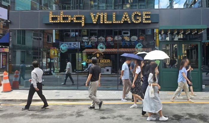 BBQ, 강남역 한복판에 프리미엄 매장 오픈... 치킨·피자·수제맥주까지 즐긴다