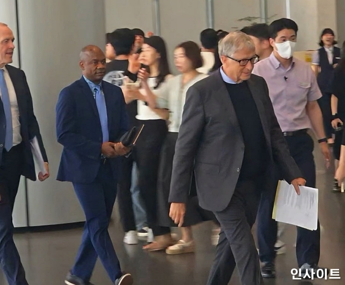 빌 게이츠 게이츠재단 이사장이 22일 이재용 삼성전자 회장과 오찬 미팅을 하기 위해 삼성전자 서초 사옥에 들어서고 있다. / 사진제공=삼성전자