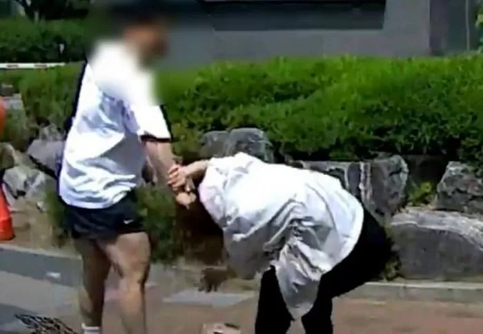 지난 5월 20일 인천 남동구의 한 아파트 주차장에서 전직 보디빌더 남성이 30대 여성을 폭행하는 모습 / 온라인 커뮤니티