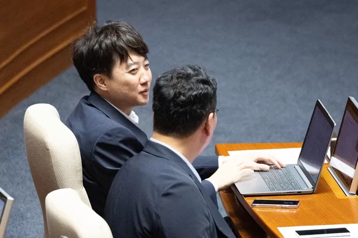 origin_대화나누는이준석·천하람.jpg