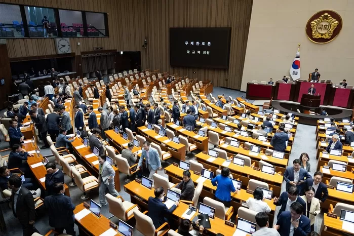 origin_상법필리버스터시작…본회의장나서는여당의원들.jpg
