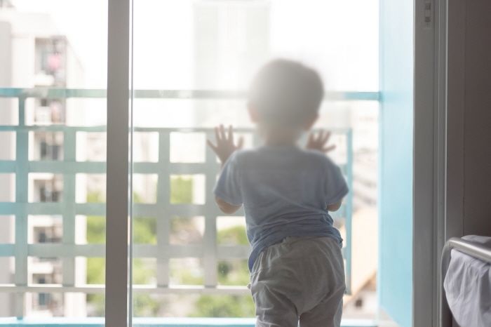 5층 아파트서 추락한 5살 아이, 하늘이 도왔다... 날씨 덕에 기적 생존