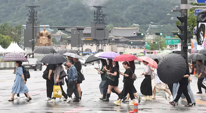 서울 지역에 비가 내린 14일 오전 서울 종로구 광화문네거리에서 우산을 쓴 시민들이 출근길 발걸음을 옮기고 있다. 2025.8.14/뉴스1