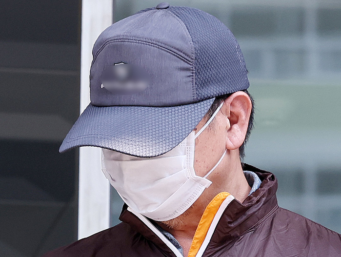 지난 7월 30일 인천 논현경찰서에서 검찰로 송치되고 있는 사제 총기 살해 사건 피의자 A씨 / 뉴스1