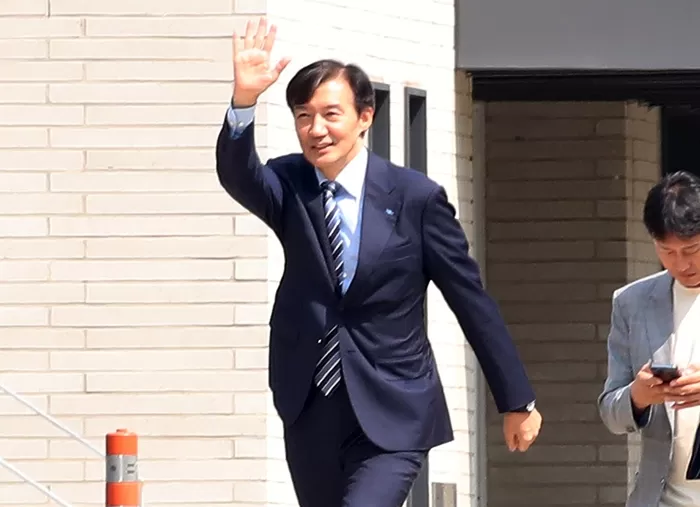 ‘수감 중 생일’ 조국에게 케이크 건넨 문재인 전 대통령... “어려운 시절 비 함께 맞아줘” 감사 인사