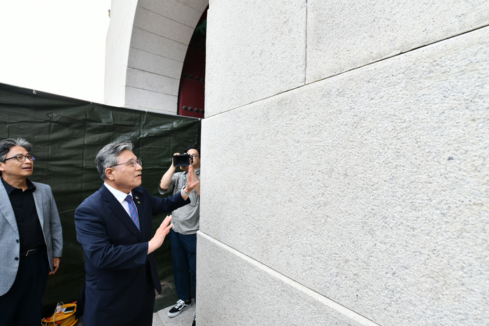 origin_낙서제거완료된경복궁광화문석축확인하는허민국가유산청.jpg