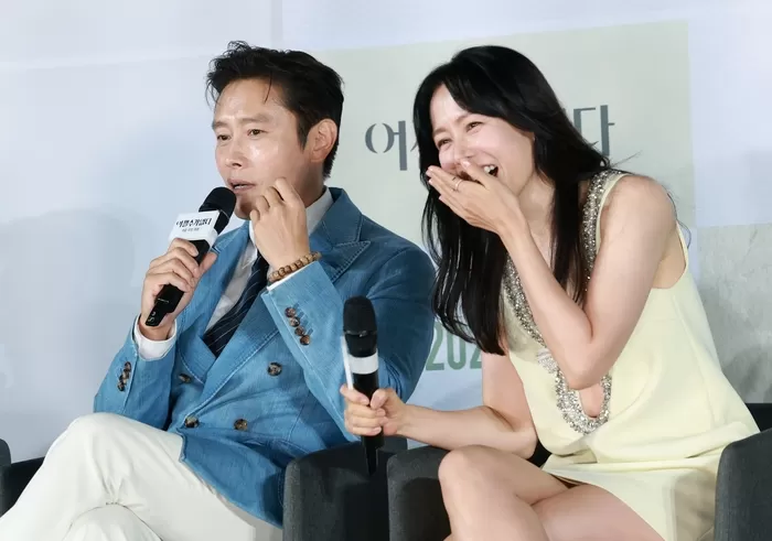 origin_왠지억울한이병헌과웃음보터진손예진.jpg