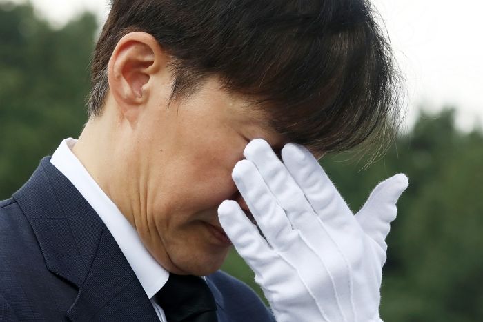조국, 노무현 전 대통령 묘역서 눈물... “초심 잃지 않겠습니다”
