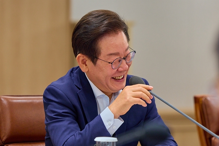 李대통령 “외교서 친중·혐중 어딨나... 절연 안 하는 게 친중이라면, ‘친중’ 해야”