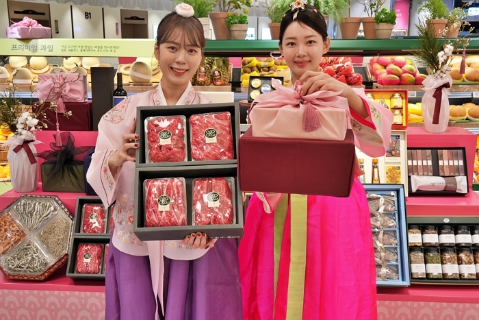 3. [롯데백화점] 잠실점 지하1층 식품관에서 선물 세트를 홍보하는 모델들.JPG