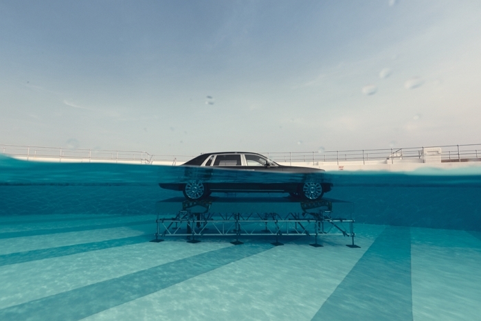 사진3-팬텀 탄생 100주년 기념 프로젝트로, 영국 플리머스의 틴사이드 리도에 잠긴 팬텀.jpg