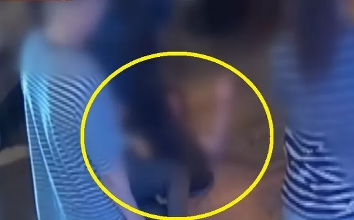 경찰이 오자 바닥에 드러누운 남성 [사진=JTBC 사건반장 캡쳐]