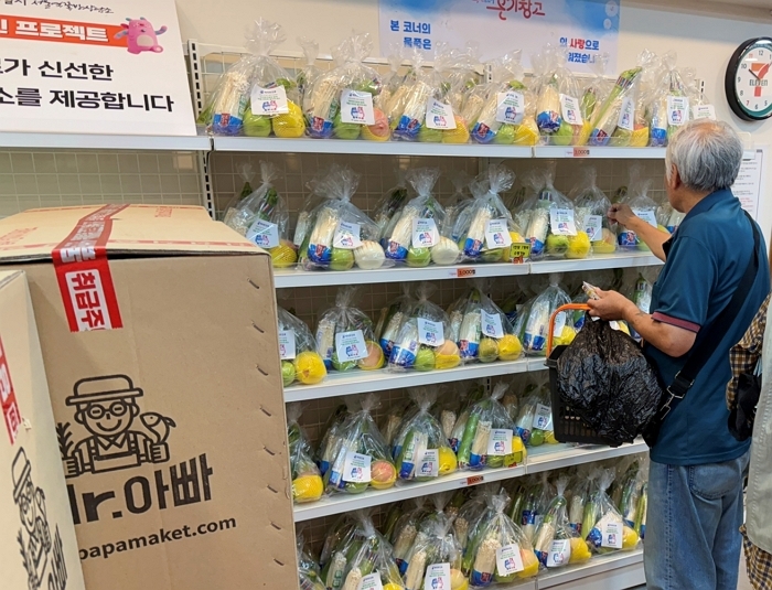 하이트진로는 서울역, 영등포, 남대문, 돈의동, 창신동 등 서울 5대 쪽방촌 ‘온기창고’에 신선한 과일과 채소 700인분을 지원하면서 올해 두번째 정기 후원을 진행했다(2).jpg