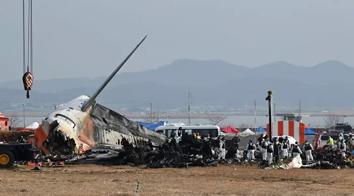 30일 오전 전남 무안국제공항에서 소방대원들이 전날 발생한 제주항공 여객기 충돌 폭발 사고 잔해를 수색하고 있다. / 뉴스1 