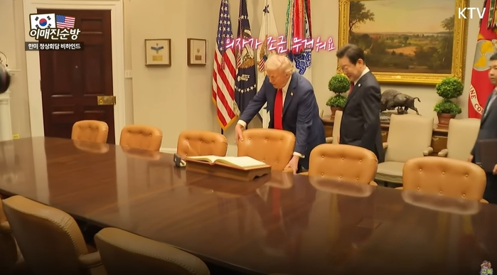 트럼프가 의자 빼줬지만... 앉지 않고 서서 방명록 서명한 이재명의 ‘디테일 외교’