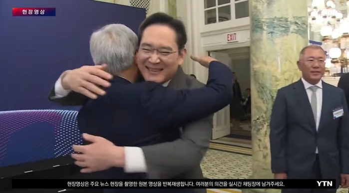 ‘가죽 재킷’ 벗어 던지고 한미 경제인 모임 온 젠슨 황... 이재용 보자마자 뜨겁게 포옹 (영상)