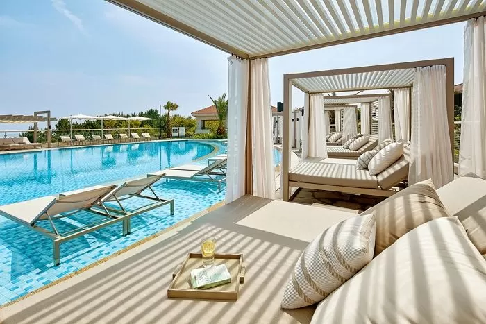 제주신라호텔, ‘풀·북카페’ 오픈... 물에 젖지 않는 책 읽으며 수영까지 즐긴다