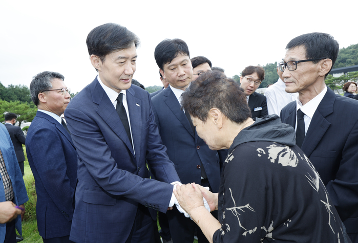 origin_박관현열사가족위로하는조국.jpg