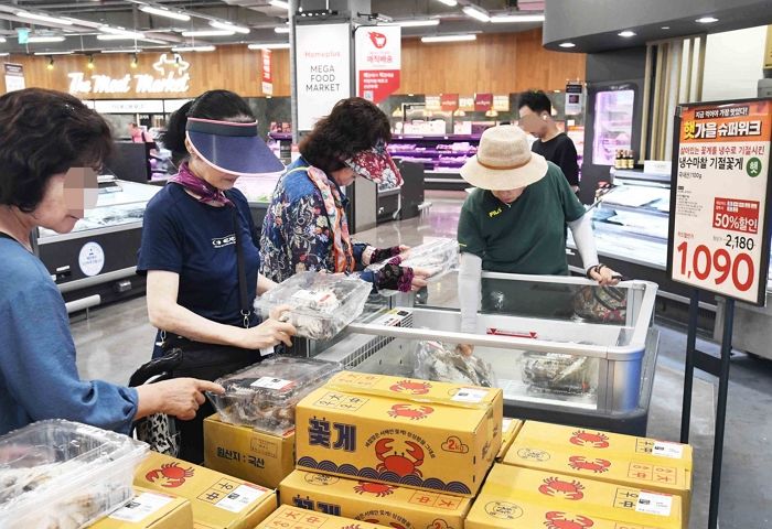 홈플러스 가을 햇꽃게 매출 179% 급증, 2주차 할인 행사 이어져