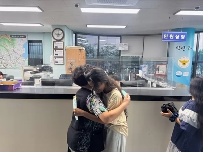 부산에서 스리랑카 유학생이 잃어버린 등록금 봉투를 찾아준 시민. [부산 남부경찰서 제공]