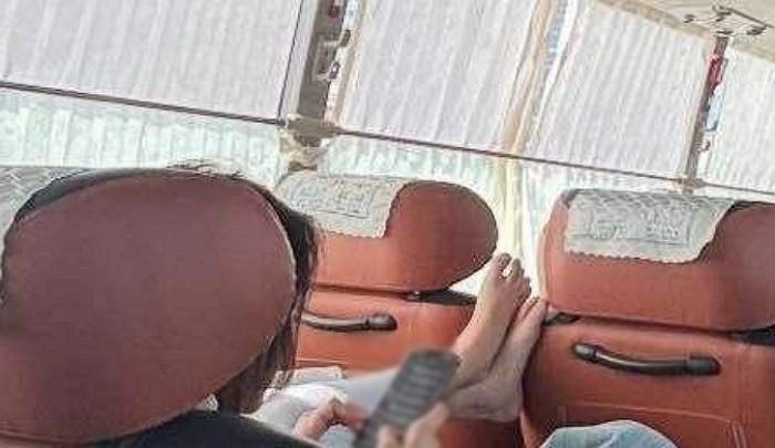 “대중교통에서 무개념 짓 좀 그만”... 고속버스 앞좌석 머리 받침에 신발 신은 채 ‘발’ 올린 여성