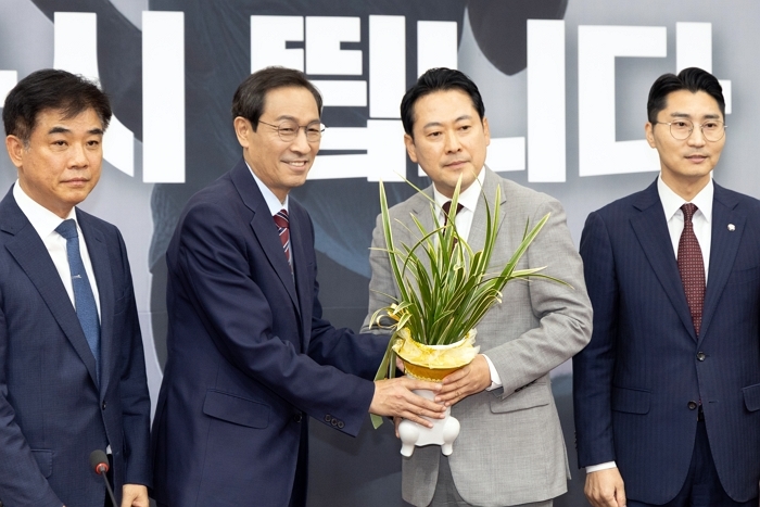 origin_대통령축하난받는장동혁신임당대표.jpg