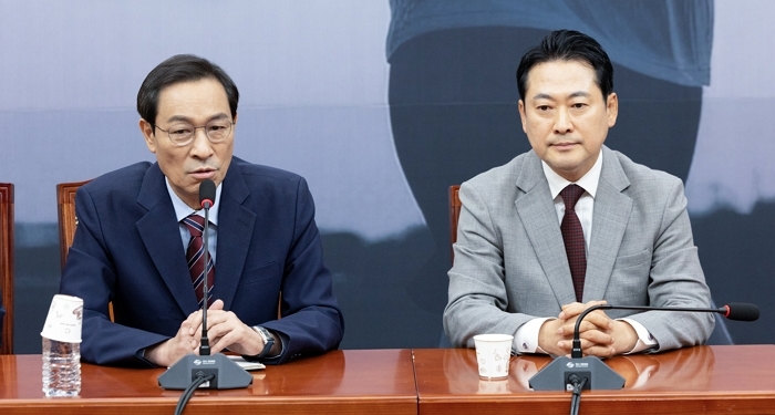 origin_장동혁대표에게축하인사전하는우상호정무수석.jpg