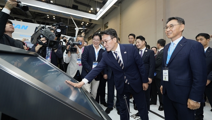 사진 2. 기후산업국제박람회 두산 부스 김민석 국무총리와 정연인 부회장.jpg