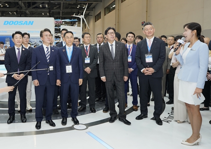 사진 3. 기후산업국제박람회 두산 부스 주요 인사 방문.jpg