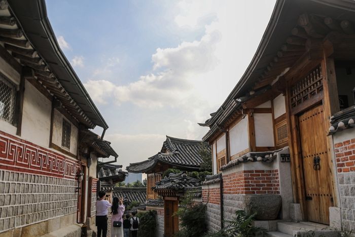 케데헌 인기 폭발에 관광 명소까지 외국인 북적... 한국에서 이미 유명한 ‘이곳’ 재조명