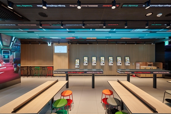 [사진자료3] 버거킹 서울역점 ‘새단장’…디지털 콘셉트로 리뉴얼.jpg