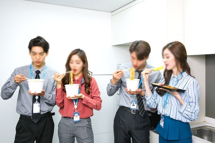 선배가 남긴 ‘음식물쓰레기’까지 치워야 했던 신입사원, 결국 입사 2달 만에...