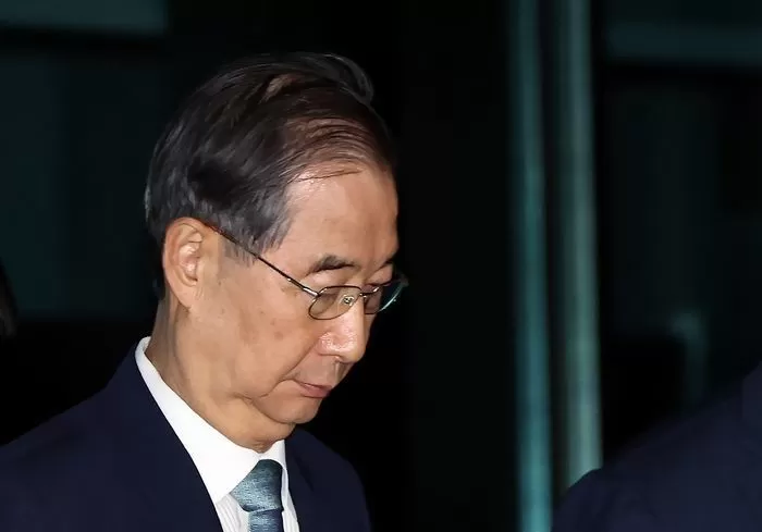 12·3 비상계엄 사태에 가담·방조한 혐의로 내란 특검 피의자 조사를 받은 한덕수 전 국무총리가 20일 새벽 서울 서초동 서울고등검찰청에 마련된 내란특별검사팀 사무실을 나와 귀가하고 있다. 2025.8.20 / 뉴스1