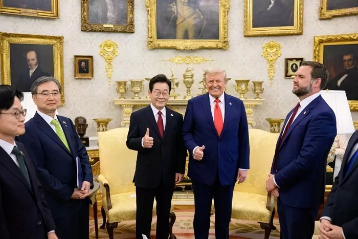 기념촬영 중인 이재명 대통령과 도널드 트럼프 미국 대통령 / X 'The White House'