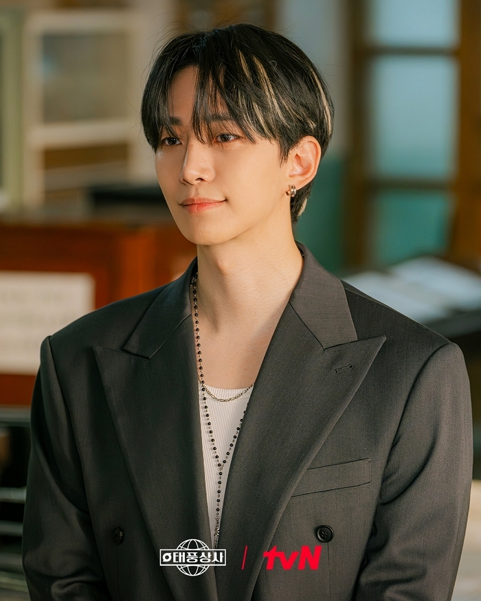 이준호, 90년대 압구정 오렌지족으로 변신... 이미지 확 달라진 근황