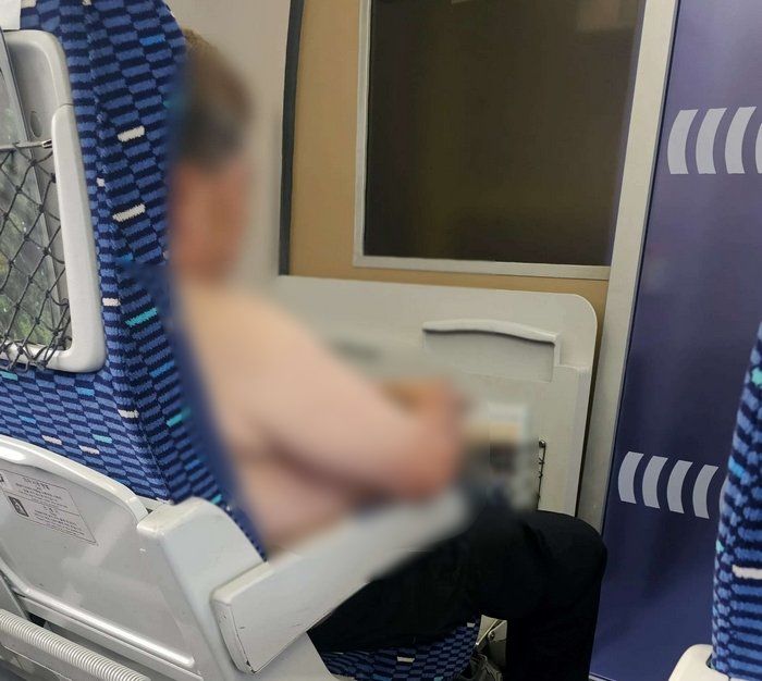 “아무리 더워도 열차에서 왜 옷을 벗나요”... KTX에서 목격된 ‘상탈 빌런’