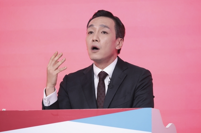 origin_토론하는김민수후보.jpg